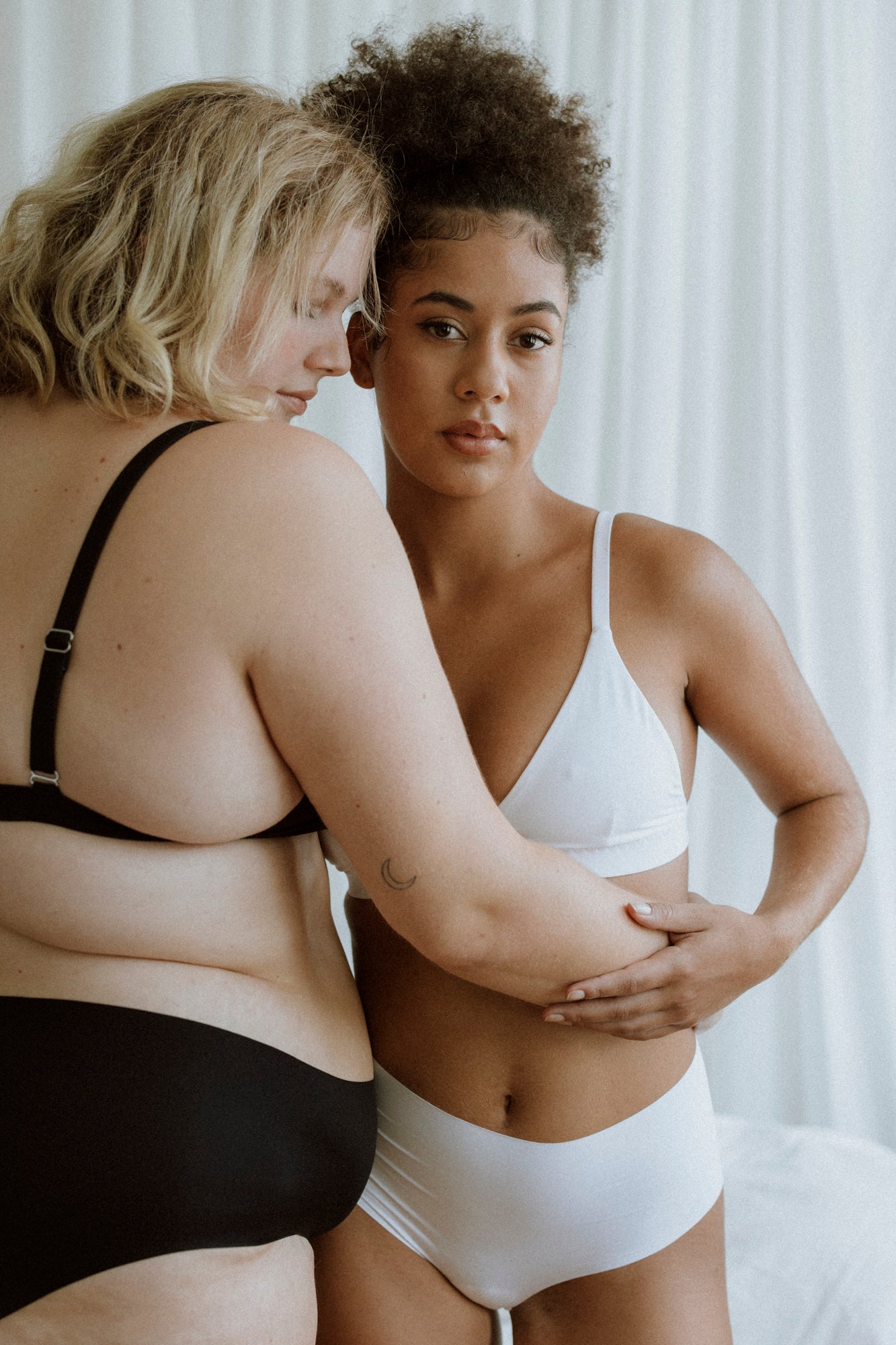 2x Mid-Waist Slip Elin (1x schwarz/ 1x weiß)